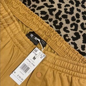 Beyoncé’s Black & Gold Drop